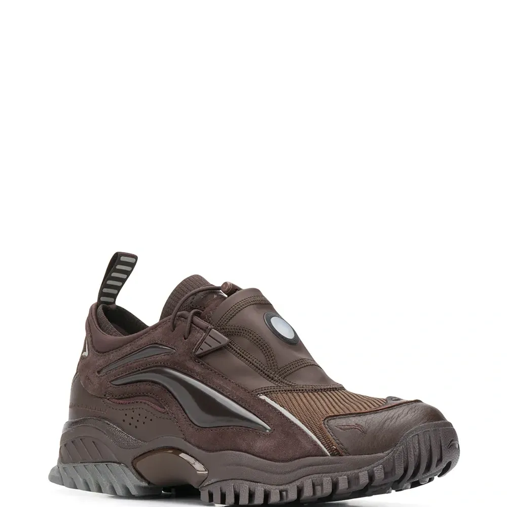 Кроссовки с контрастными вставками и застежкой тогл