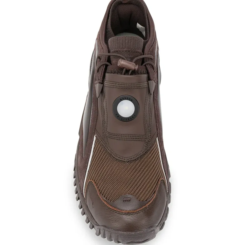 Кроссовки с контрастными вставками и застежкой тогл