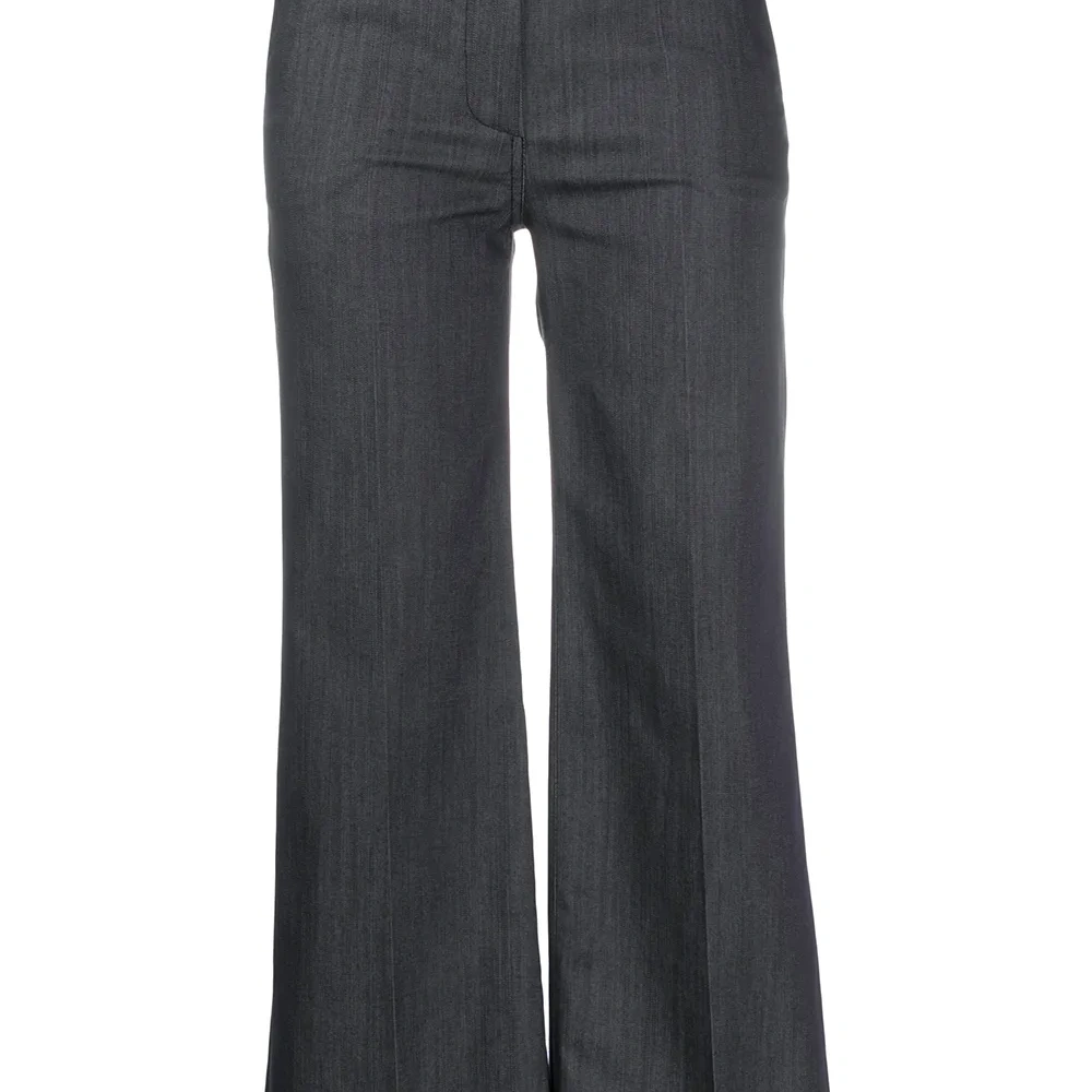 Укороченные брюки с необработанными краями