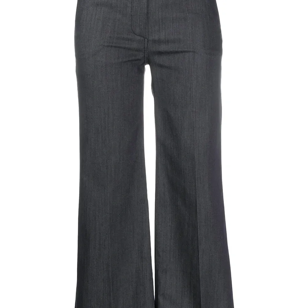 Укороченные брюки с необработанными краями