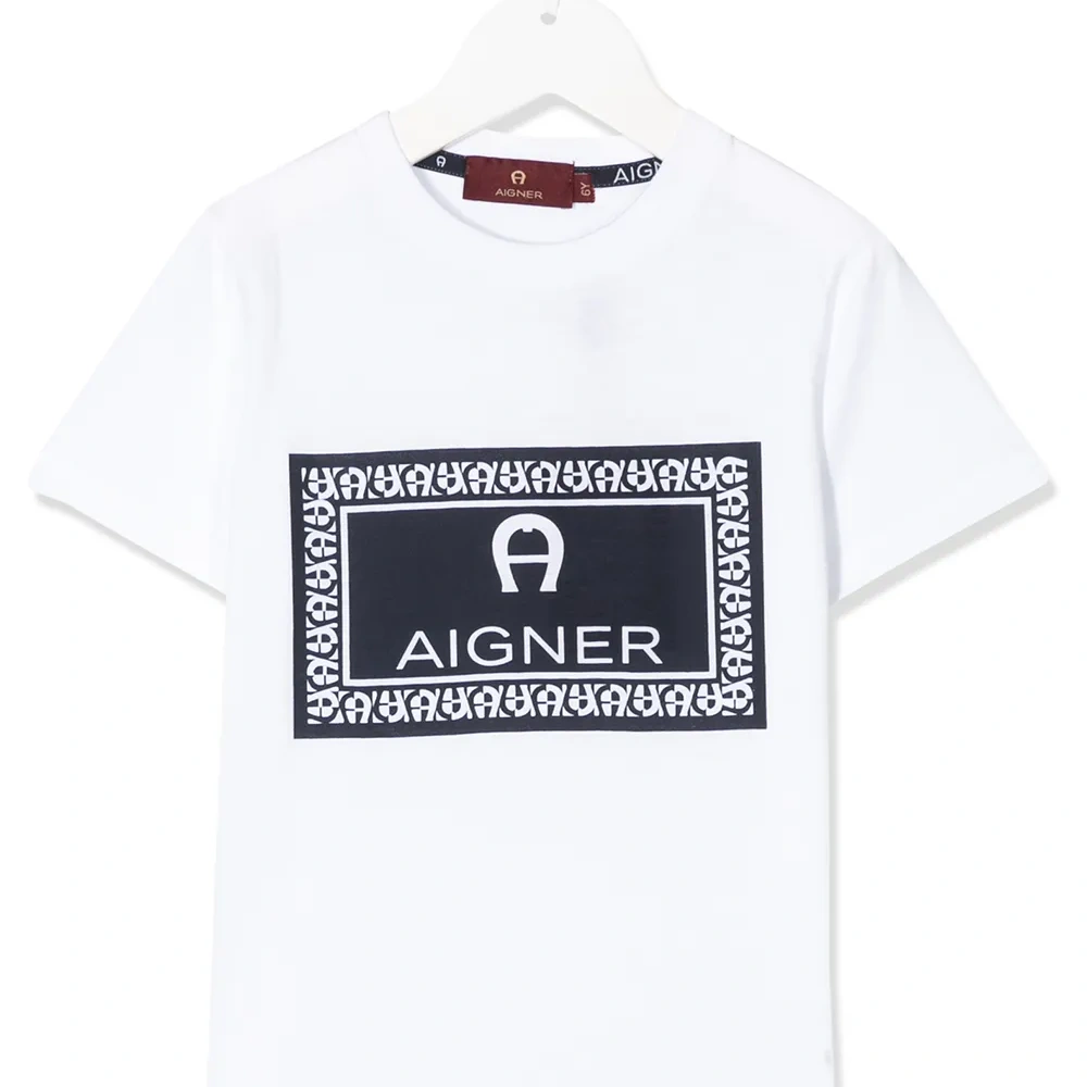 Футболка с логотипом