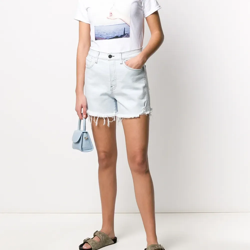 Джинсовые шорты с бахромой