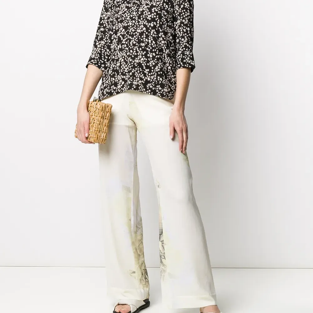 брюки с цветочным принтом и эластичным поясом брюки с цветочным принтом и эластичным поясом