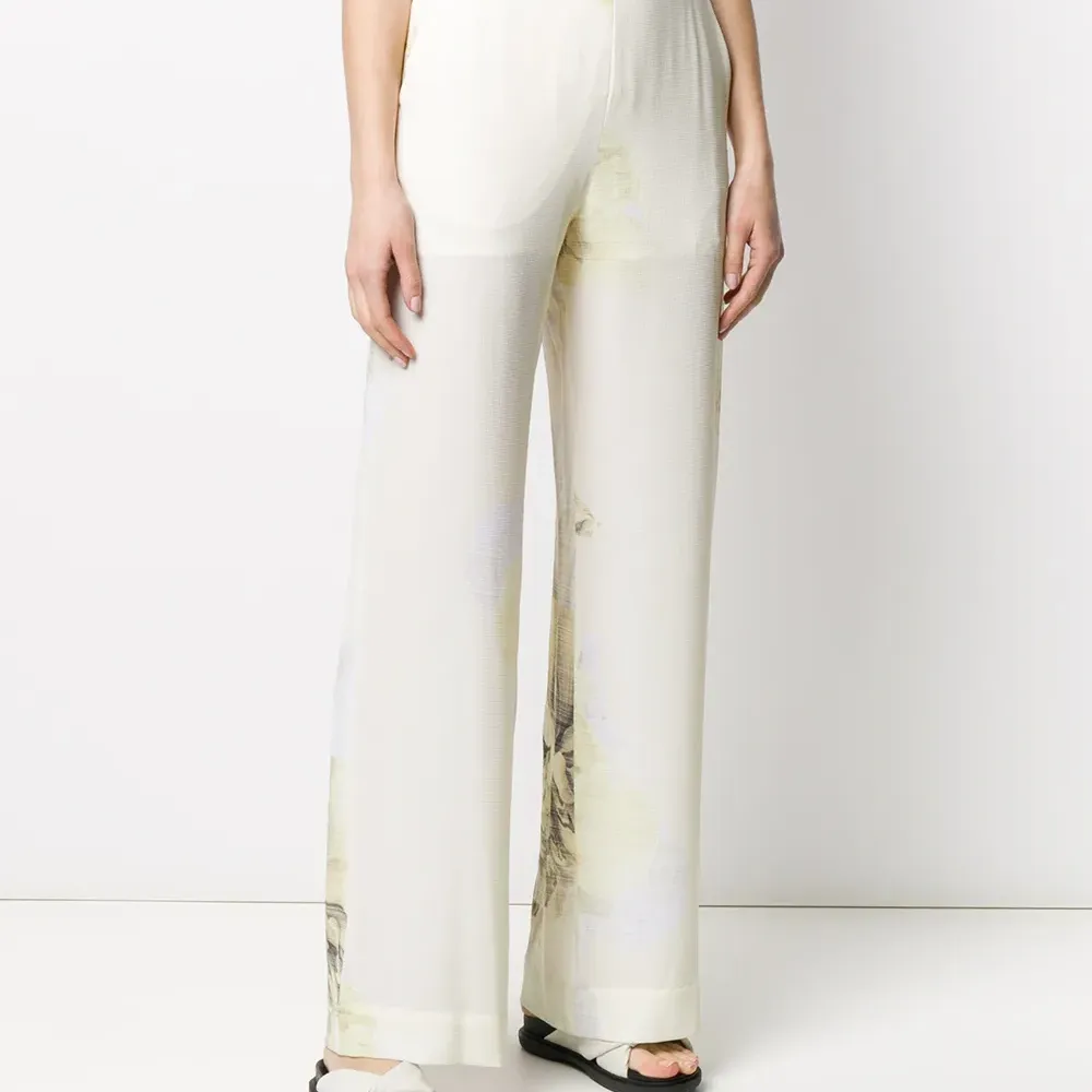 брюки с цветочным принтом и эластичным поясом брюки с цветочным принтом и эластичным поясом