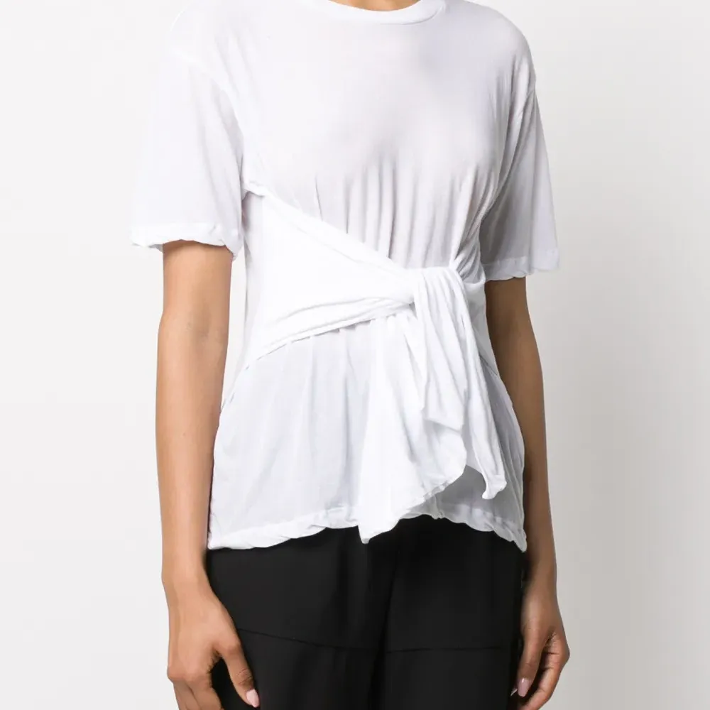 Футболка с завязками на талии