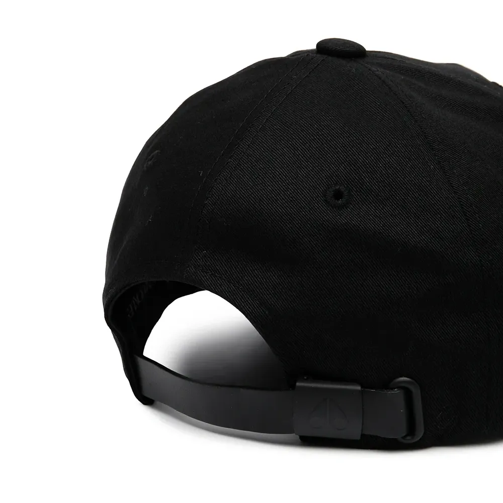 Кепка с логотипом