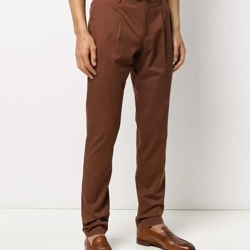 Брюки прямого кроя со складками