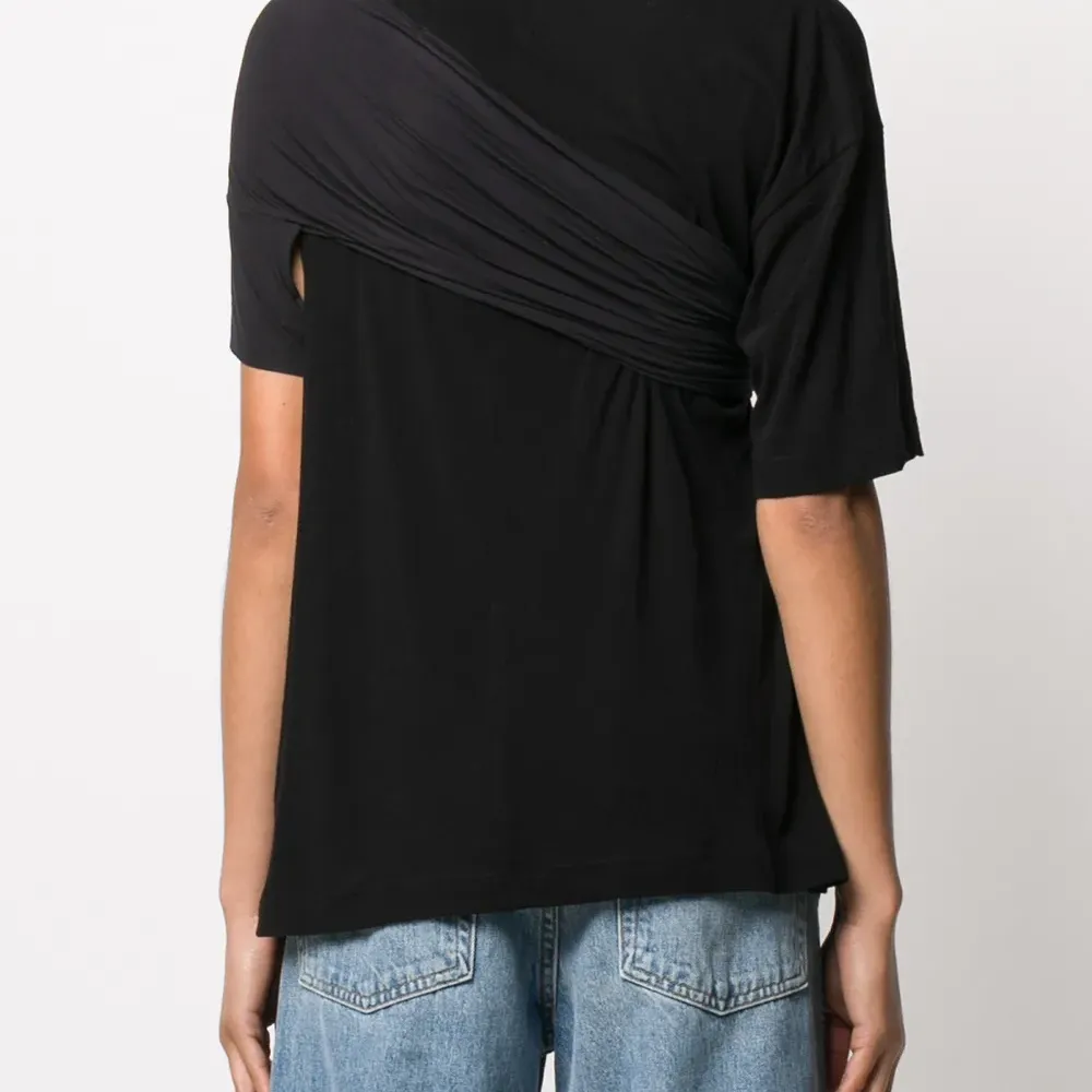 Футболка асимметричного кроя