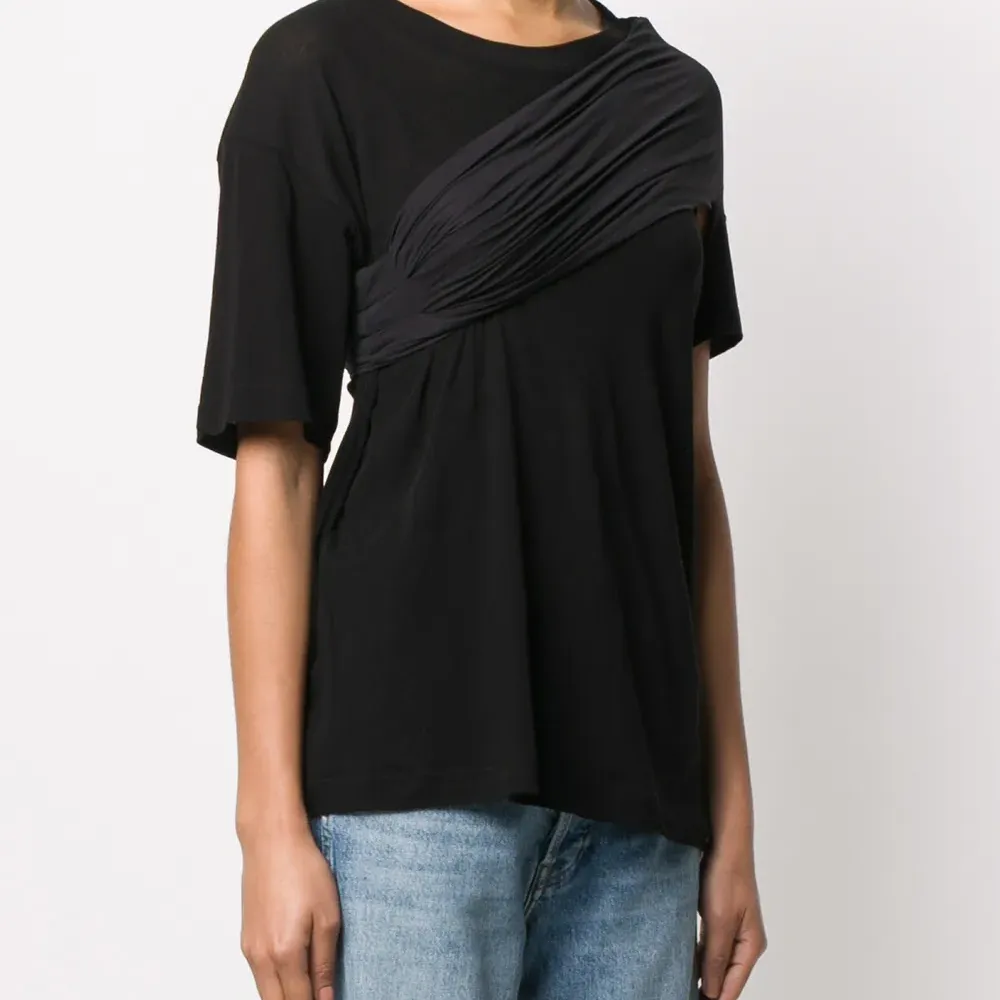 Футболка асимметричного кроя