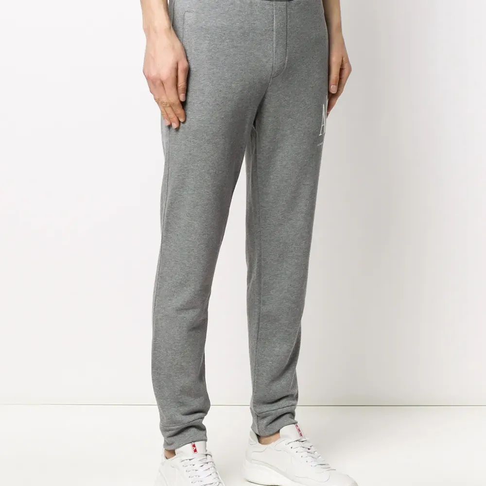 Спортивные брюки с вышитым логотипом