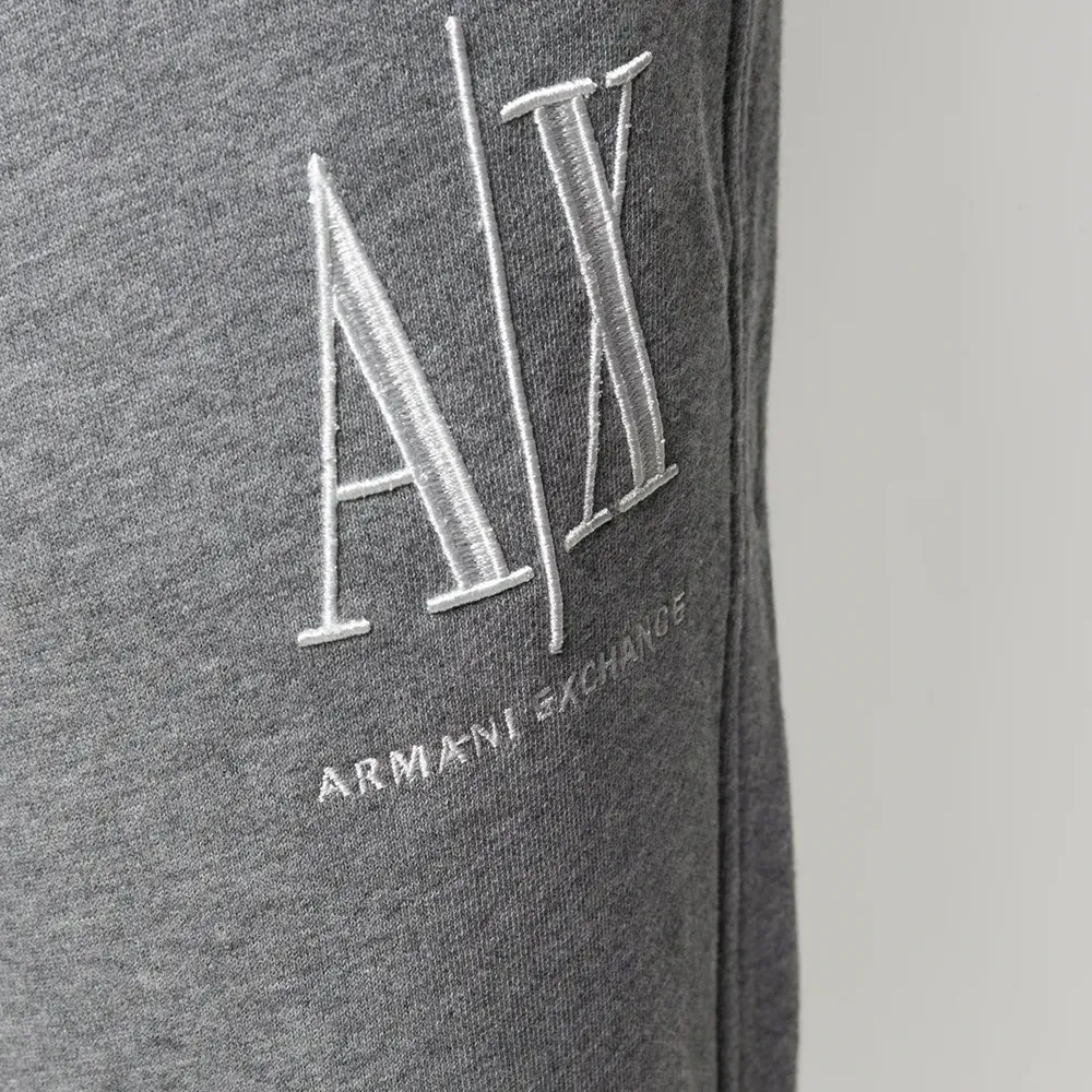 Спортивные брюки с вышитым логотипом