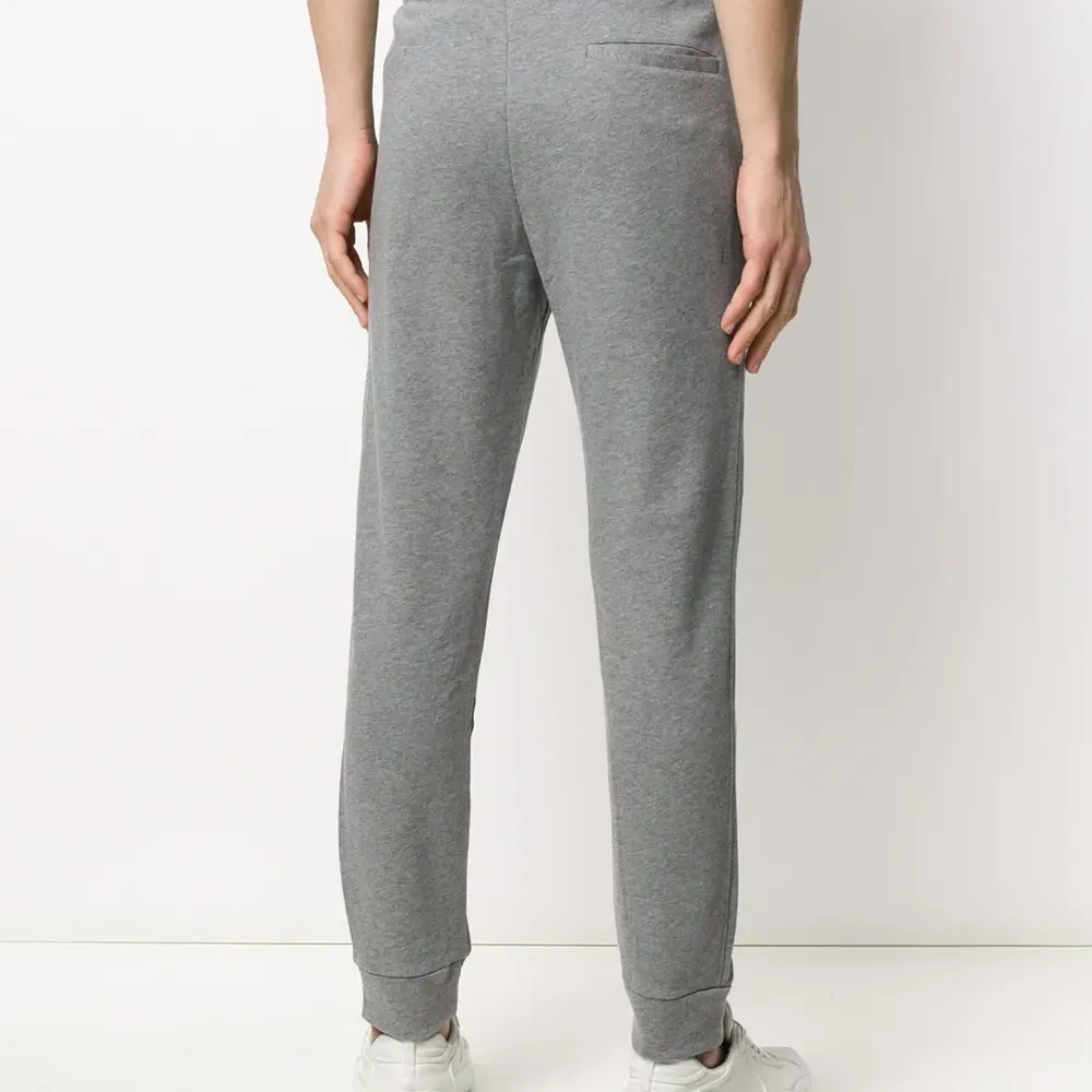 Спортивные брюки с вышитым логотипом