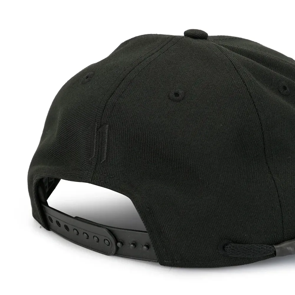 Кепка с вышитым логотипом