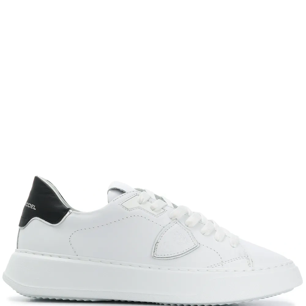 Кроссовки на плоской подошве Кроссовки на плоской подошве