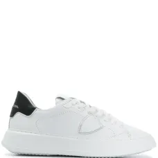 Кроссовки на плоской подошве