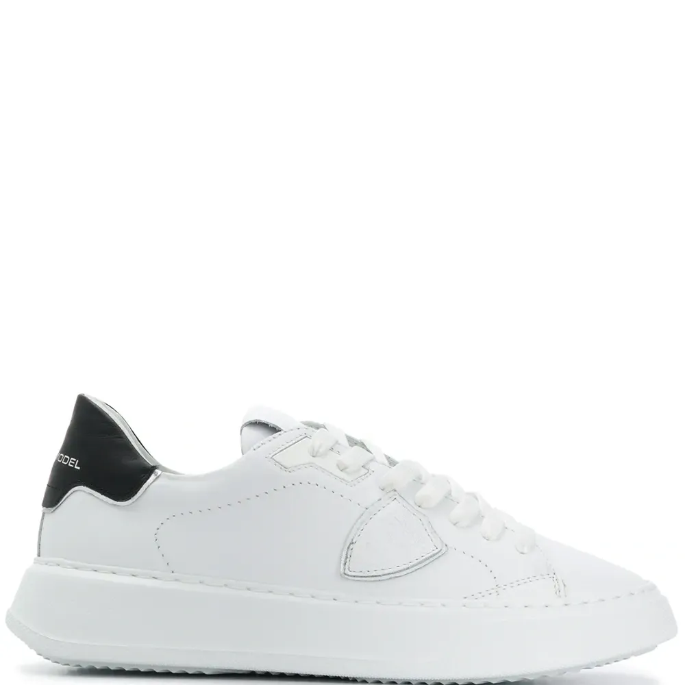 Кроссовки на плоской подошве