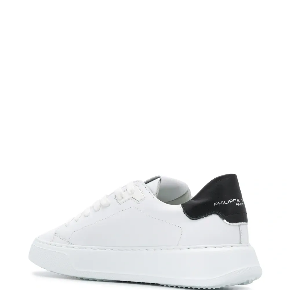 Кроссовки на плоской подошве