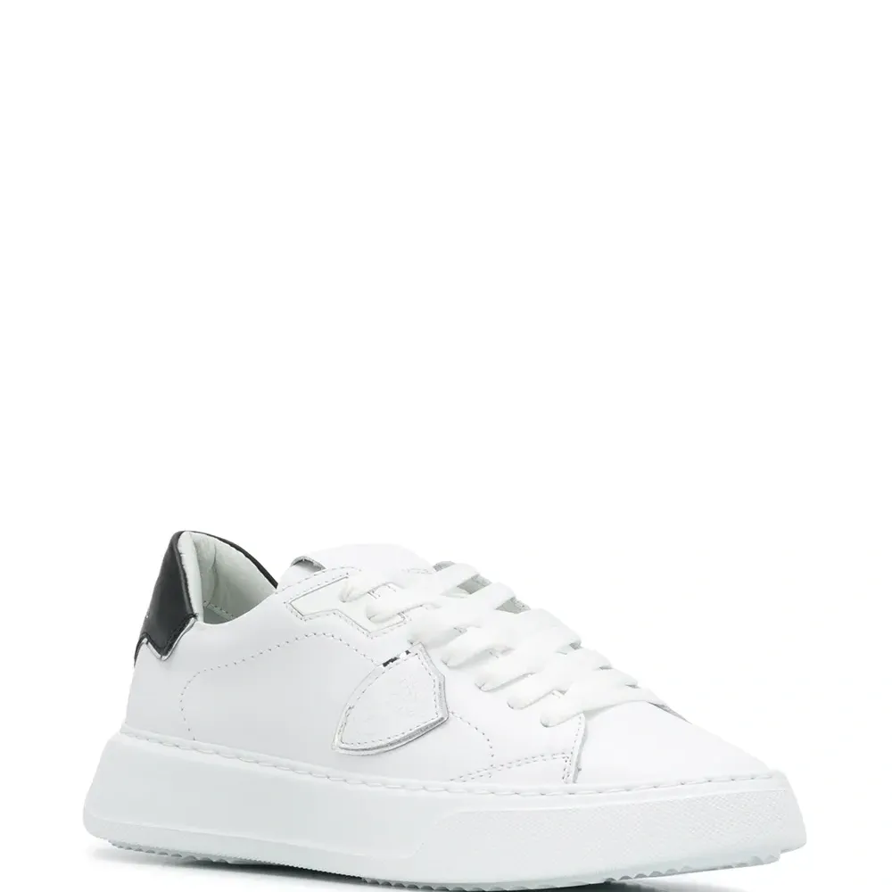 Кроссовки на плоской подошве