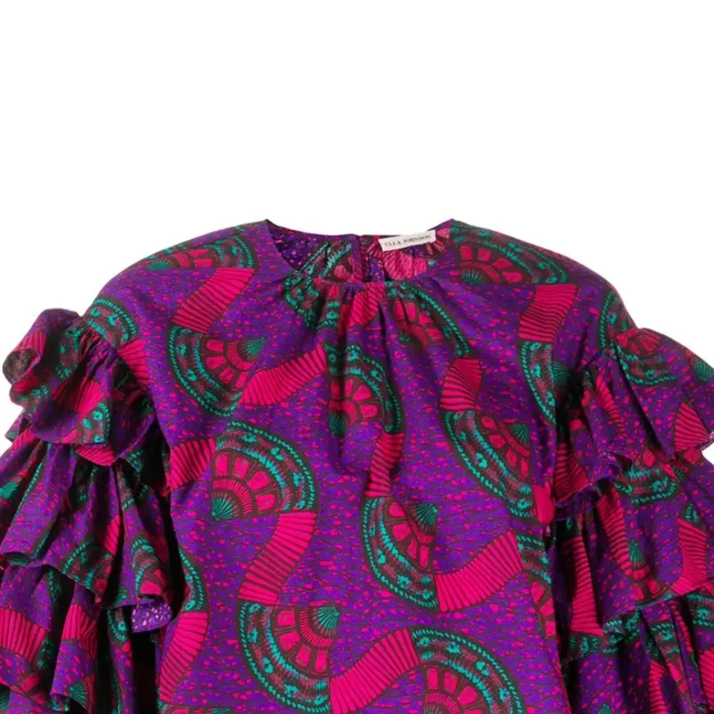 Блузка с оборками на рукавах