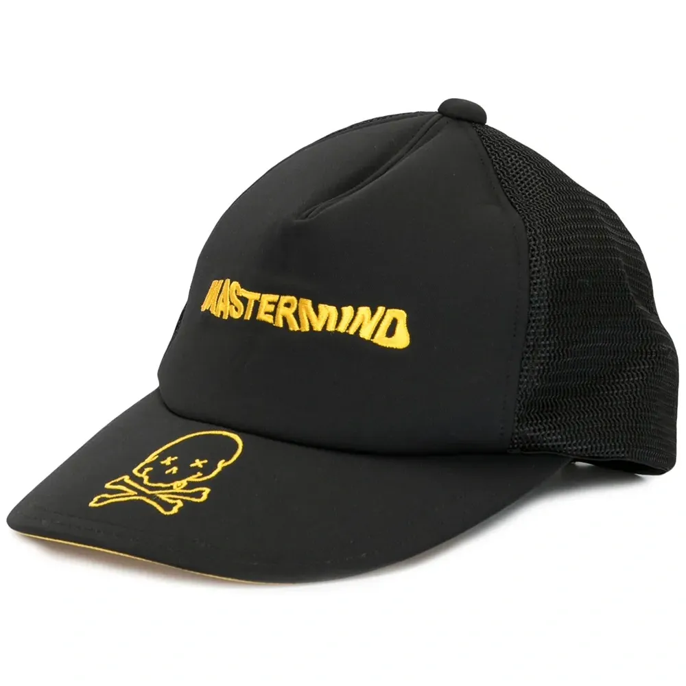 Кепка с вышитой надписью