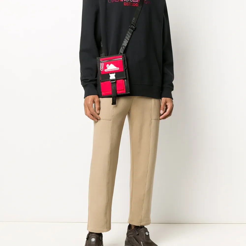 толстовка с вышитым логотипом