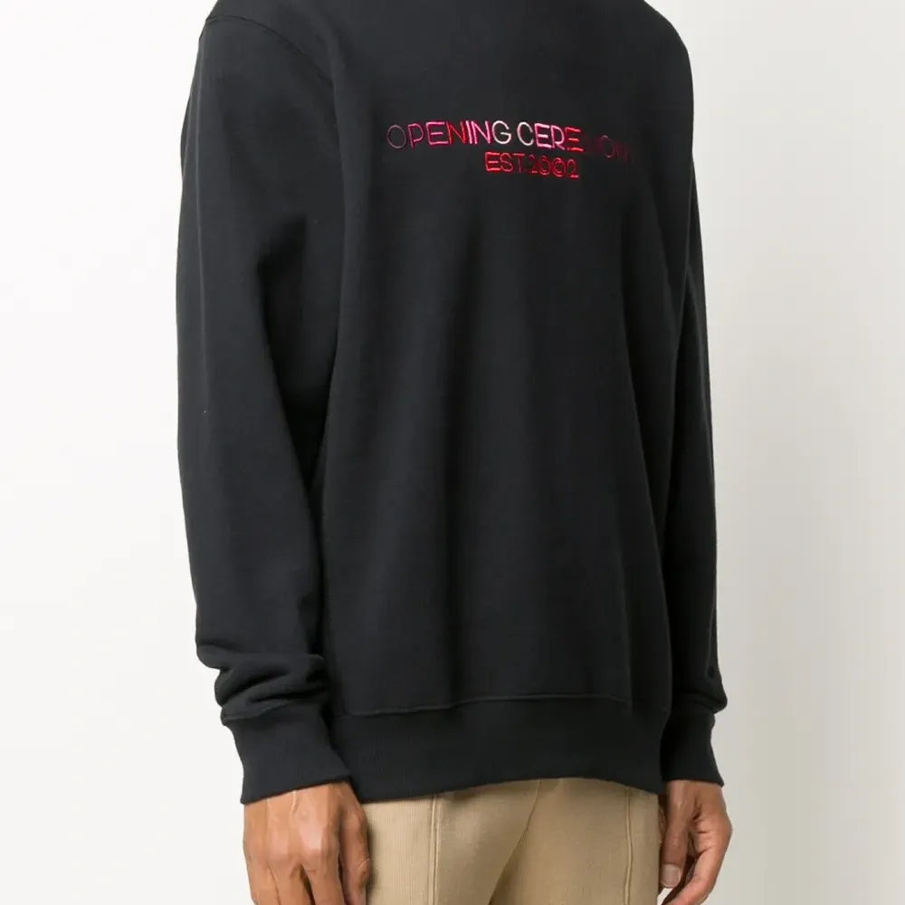 толстовка с вышитым логотипом