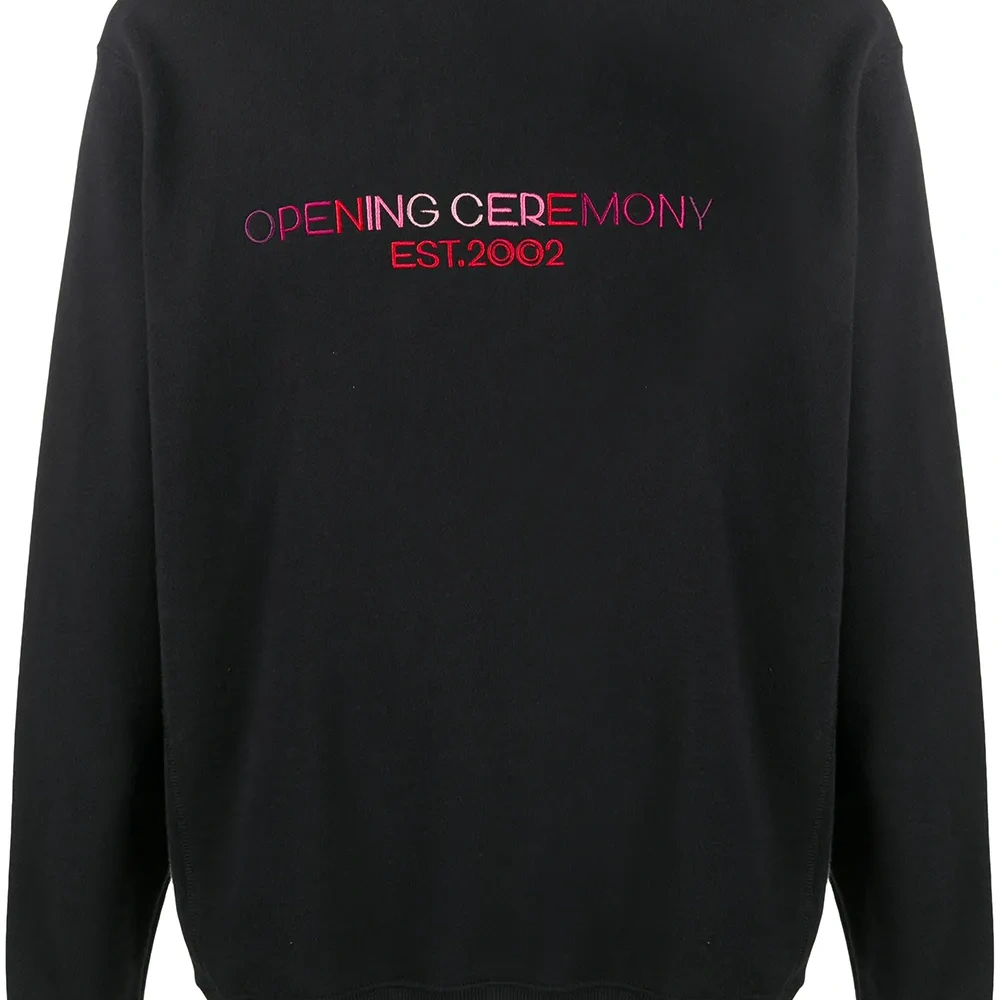 толстовка с вышитым логотипом