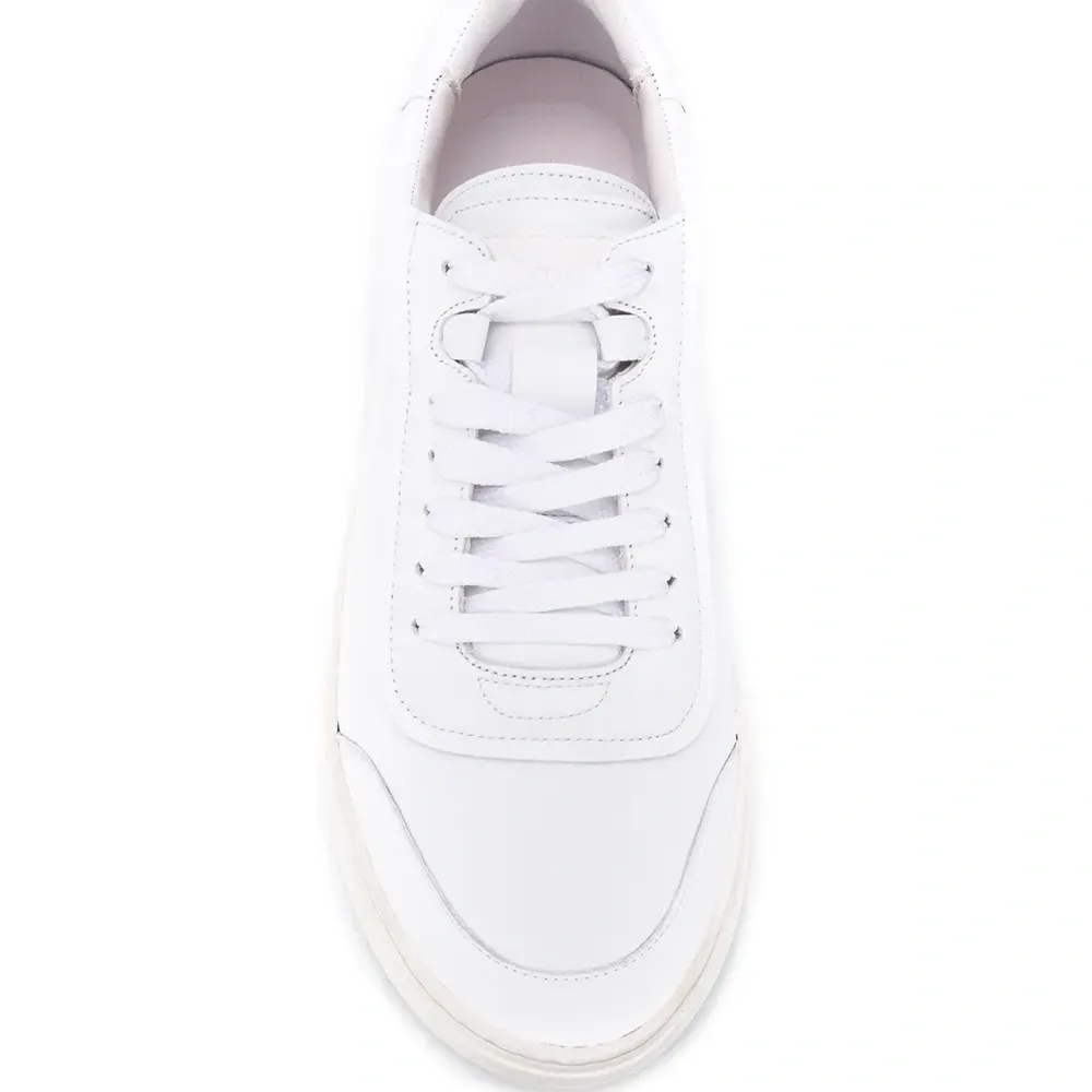 Кроссовки на шнуровке