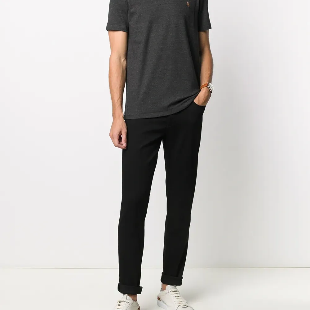 Футболка с вышитым логотипом