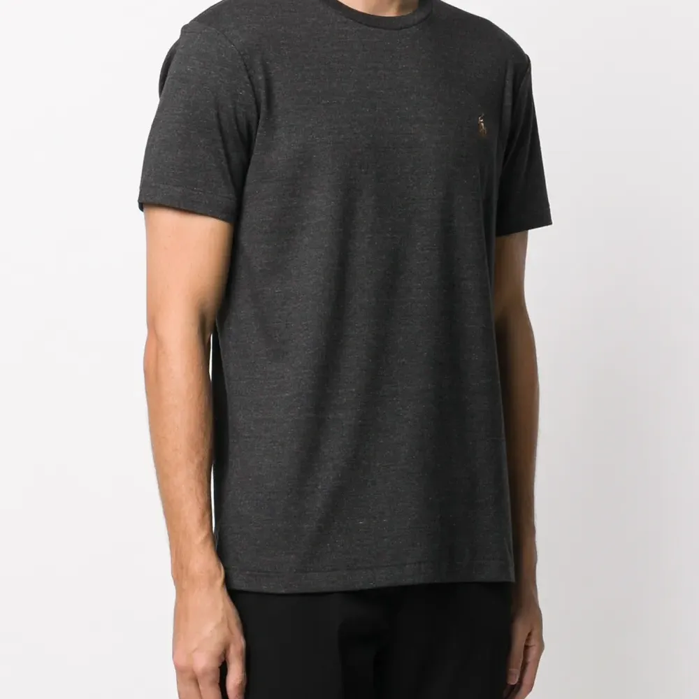 Футболка с вышитым логотипом