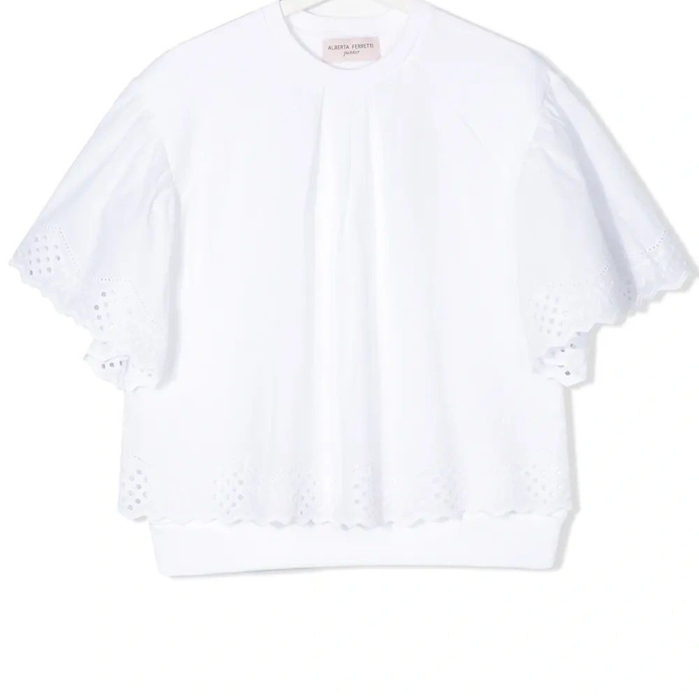 Блузка с кружевной отделкой