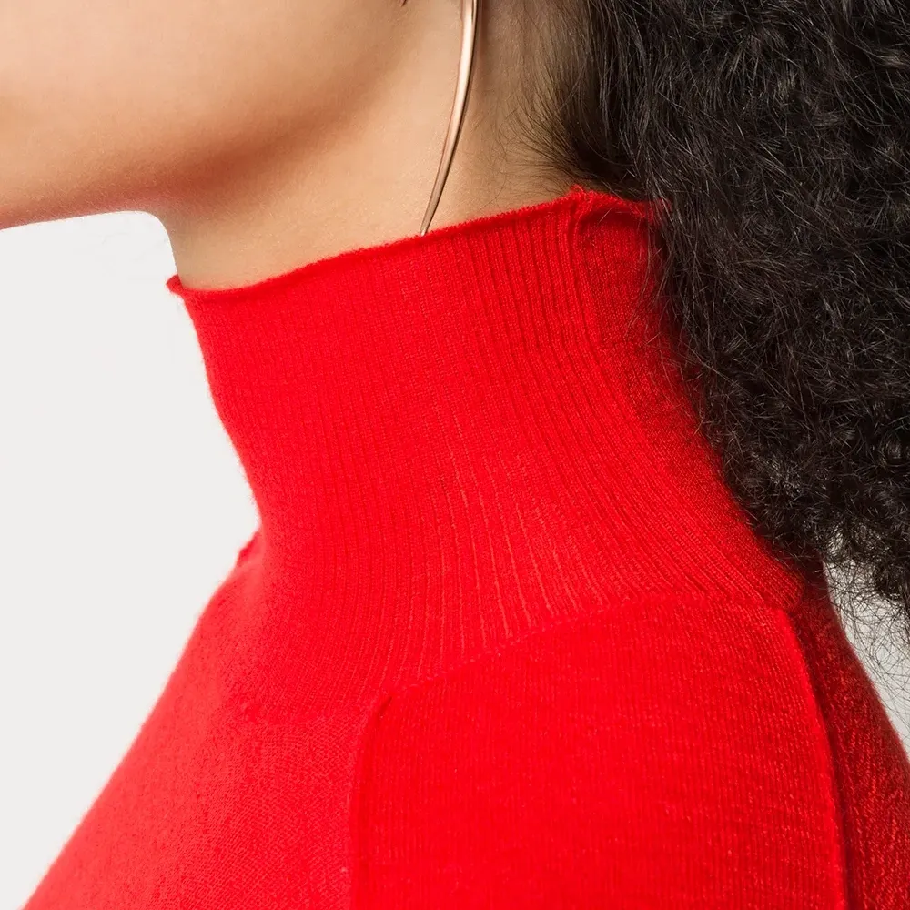 крупная единичная серьга в форме крючка