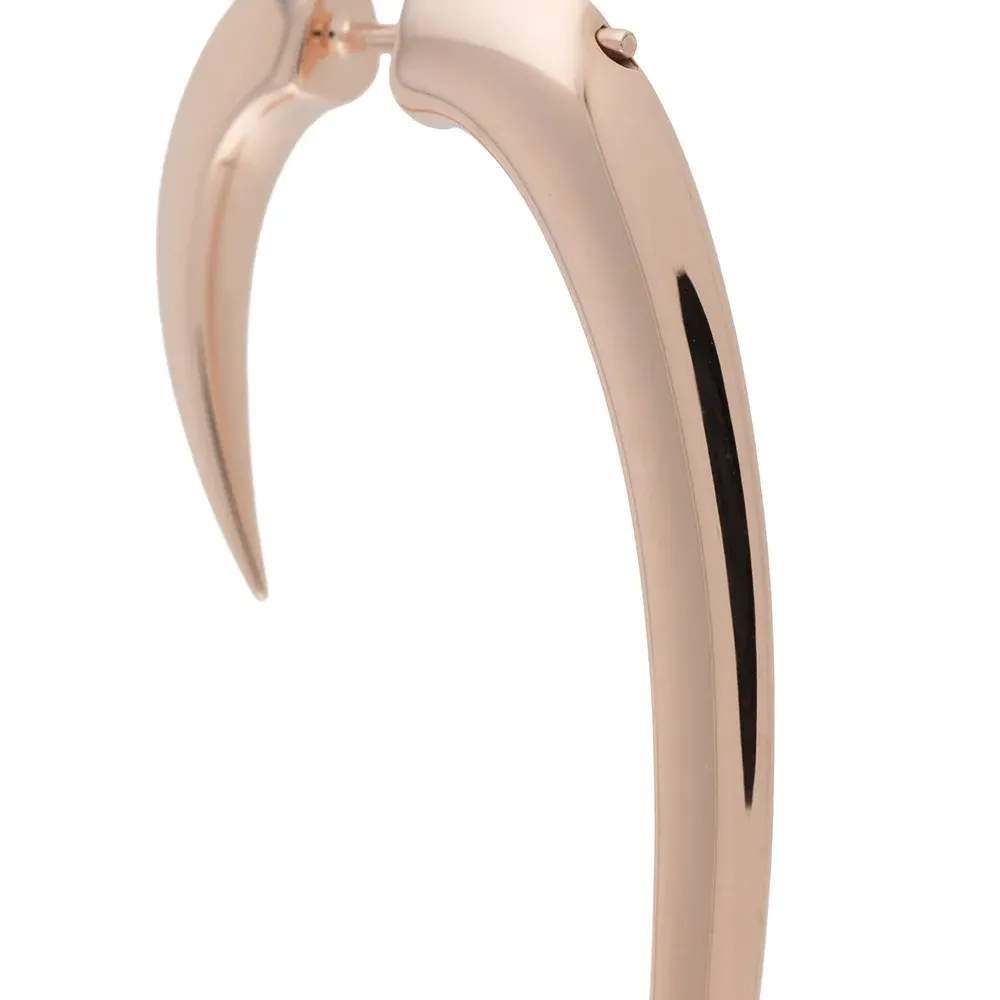 крупная единичная серьга в форме крючка