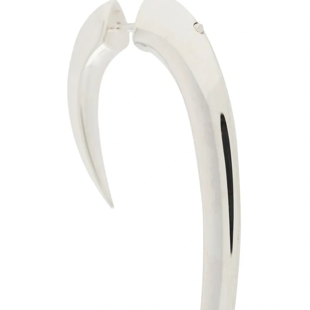 Крупная единичная серьга в форме крючка