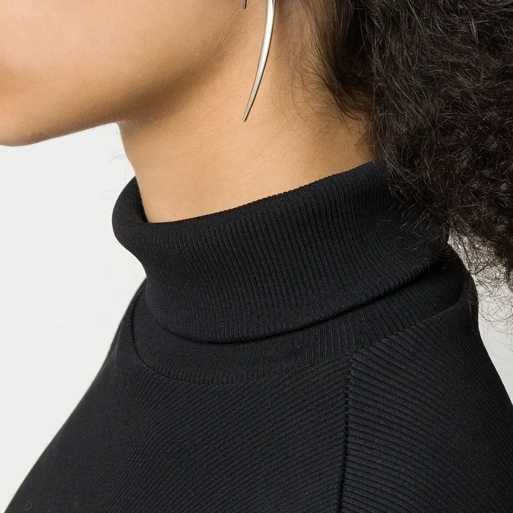 Крупная единичная серьга в форме крючка