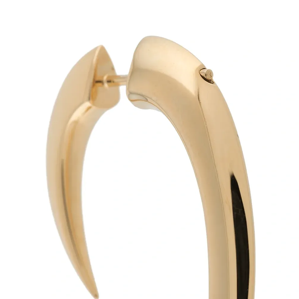 крупная единичная серьга в форме крючка