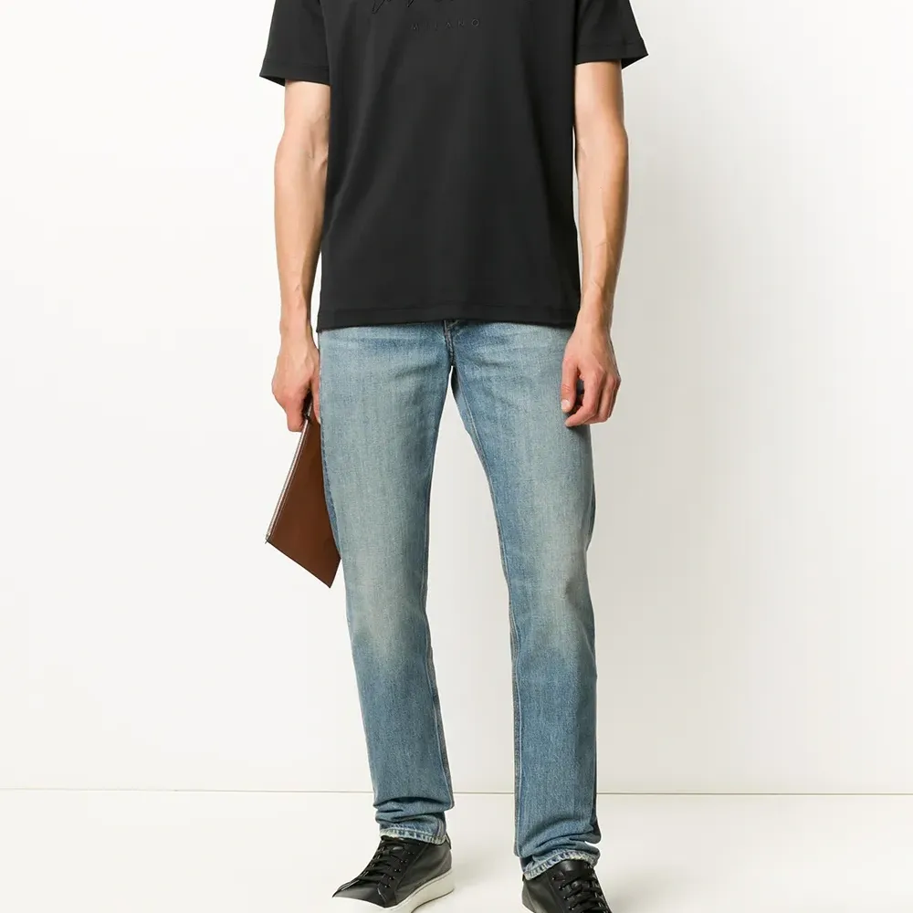 Футболка с вышитым логотипом