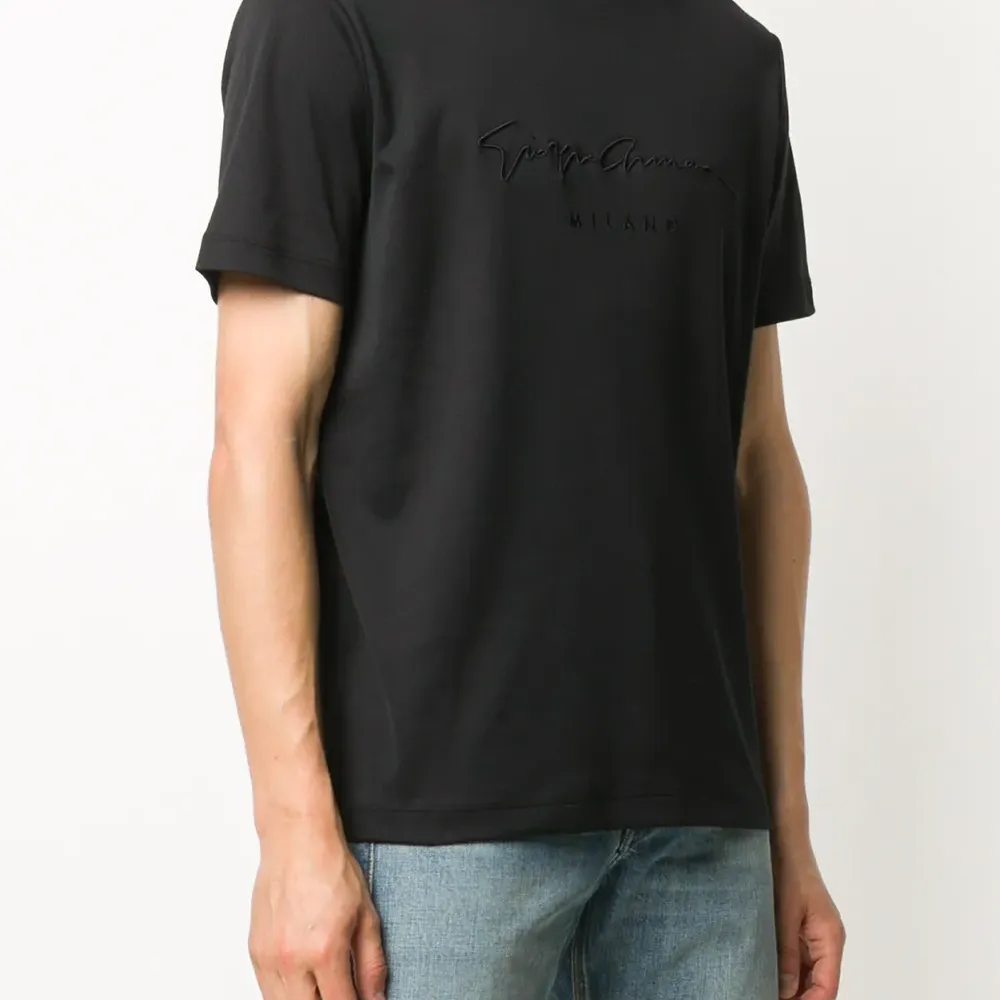 Футболка с вышитым логотипом