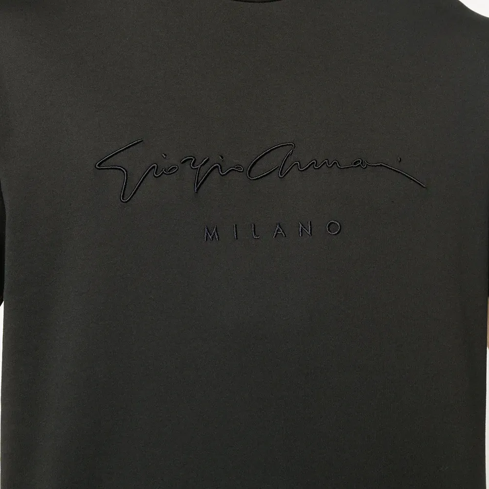 Футболка с вышитым логотипом