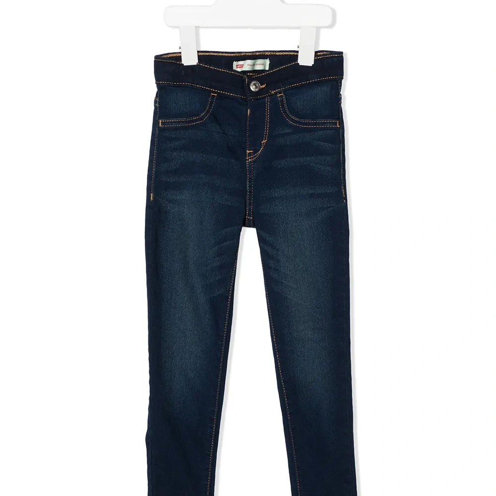 Джинсы кроя слим