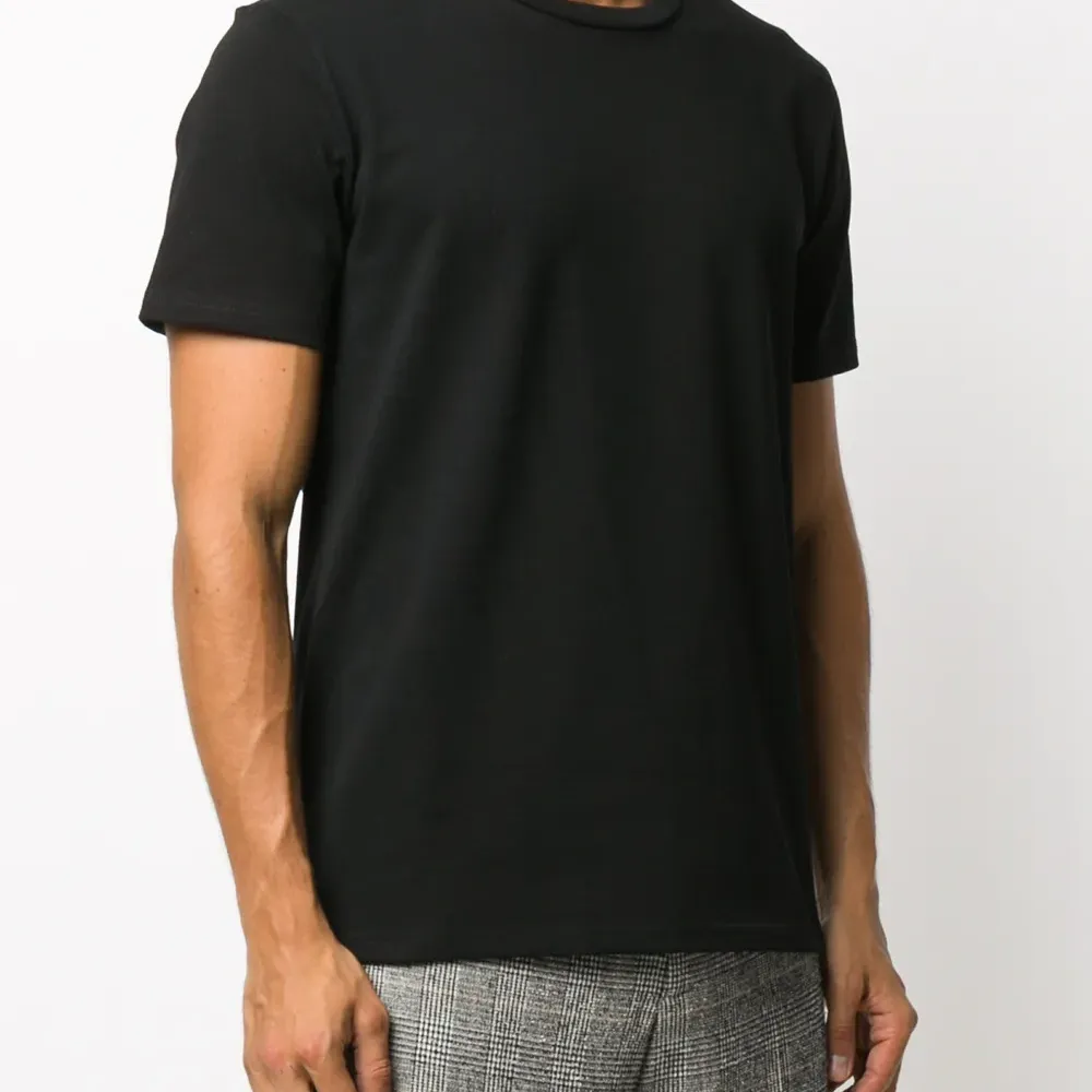 футболка с нашивкой-логотипом