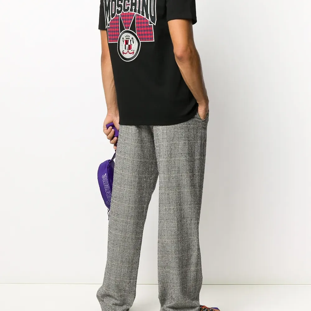 футболка с нашивкой-логотипом