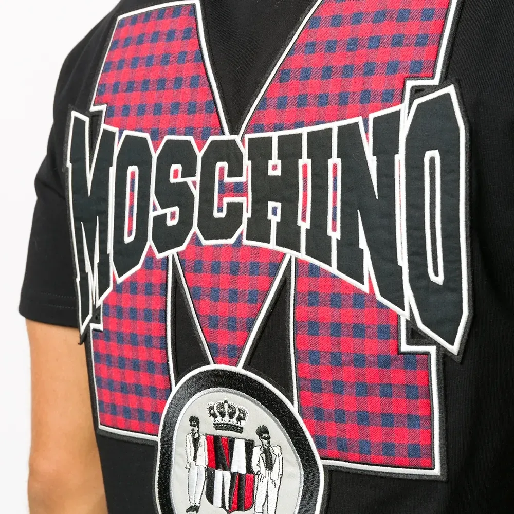 футболка с нашивкой-логотипом