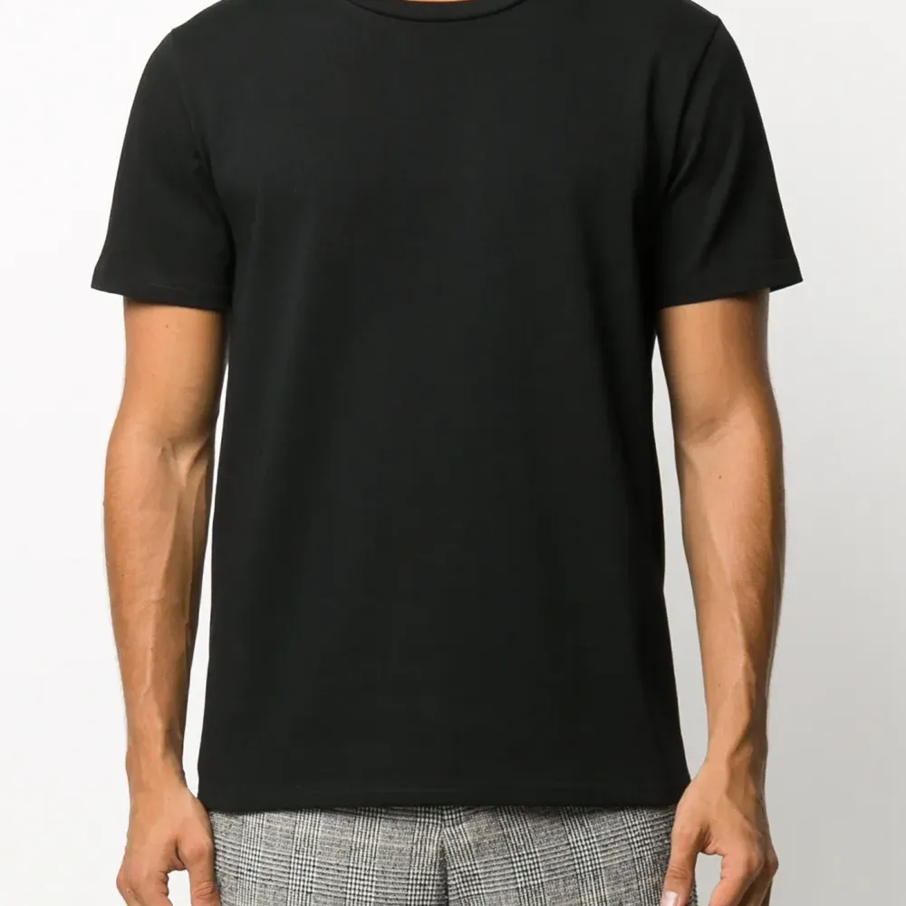 футболка с нашивкой-логотипом