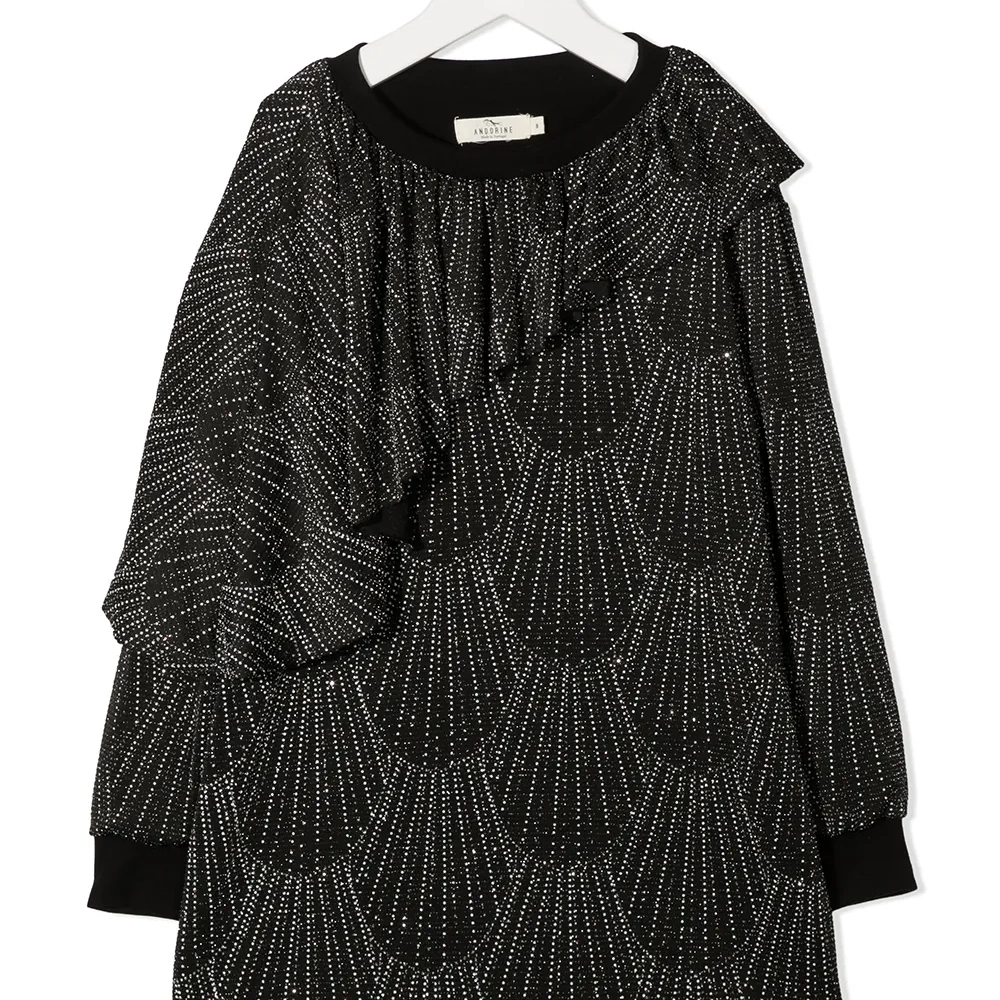 платье с длинными рукавами и блестками