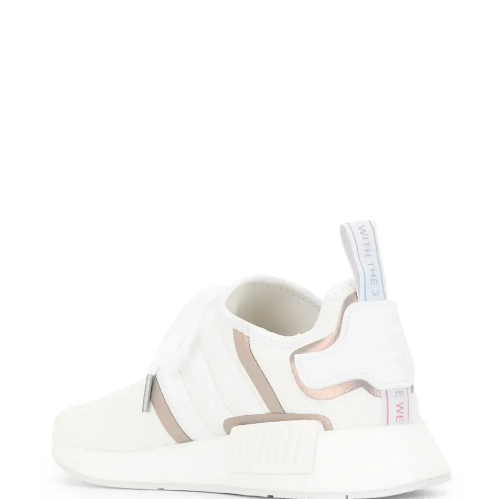 Кроссовки на шнуровке с эффектом металлик