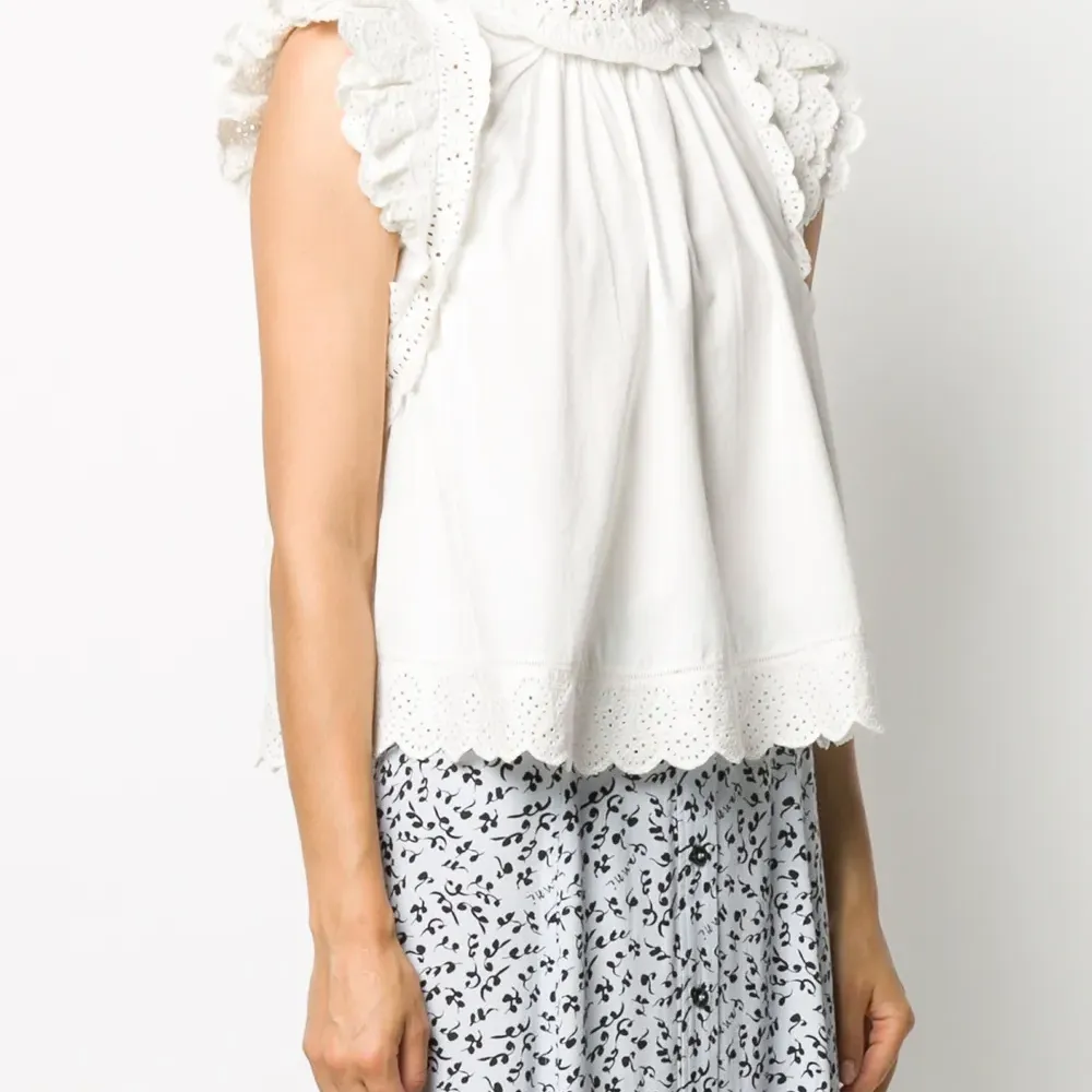 Блузка с английской вышивкой и оборками