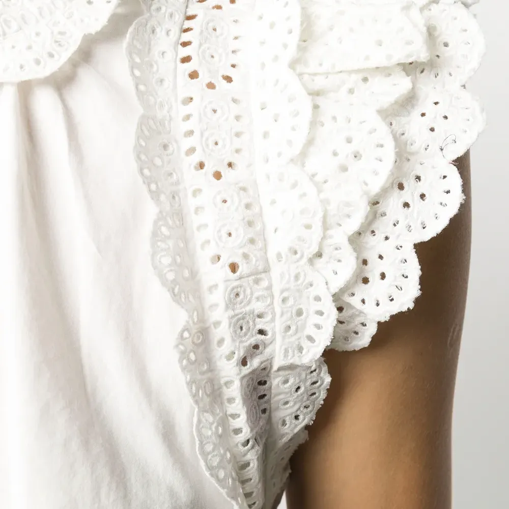 Блузка с английской вышивкой и оборками