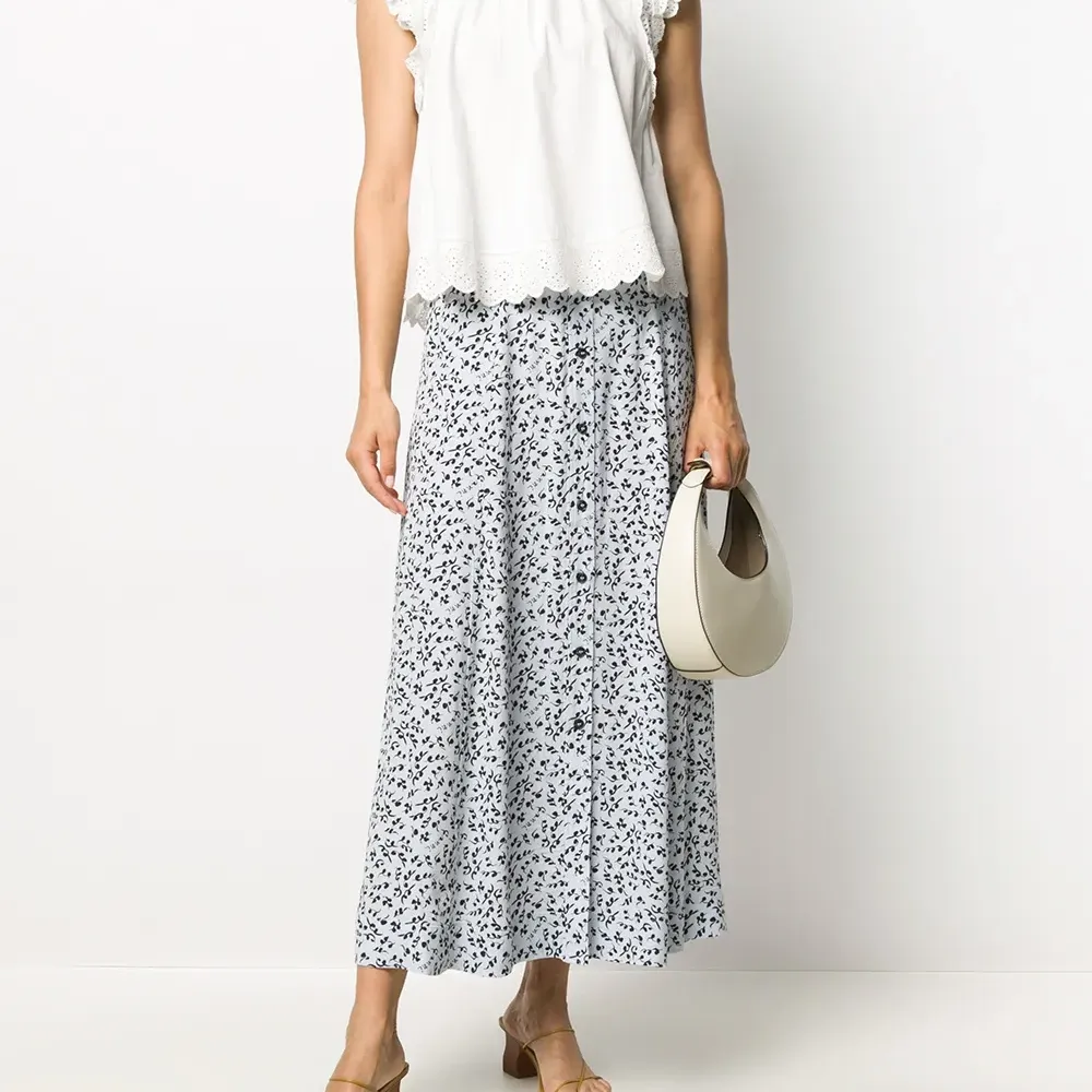 Блузка с английской вышивкой и оборками