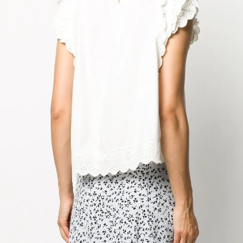 Блузка с английской вышивкой и оборками